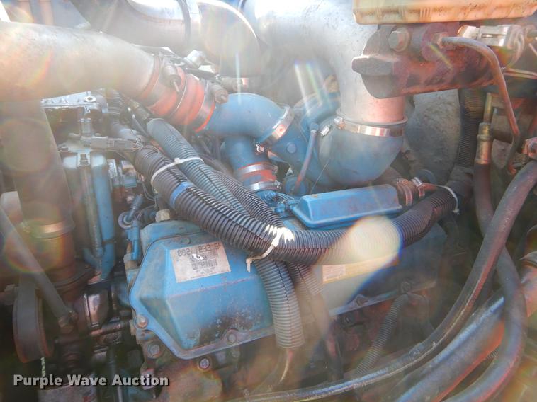 image for item EO9577 1999 International 4700 truck cab and chassis