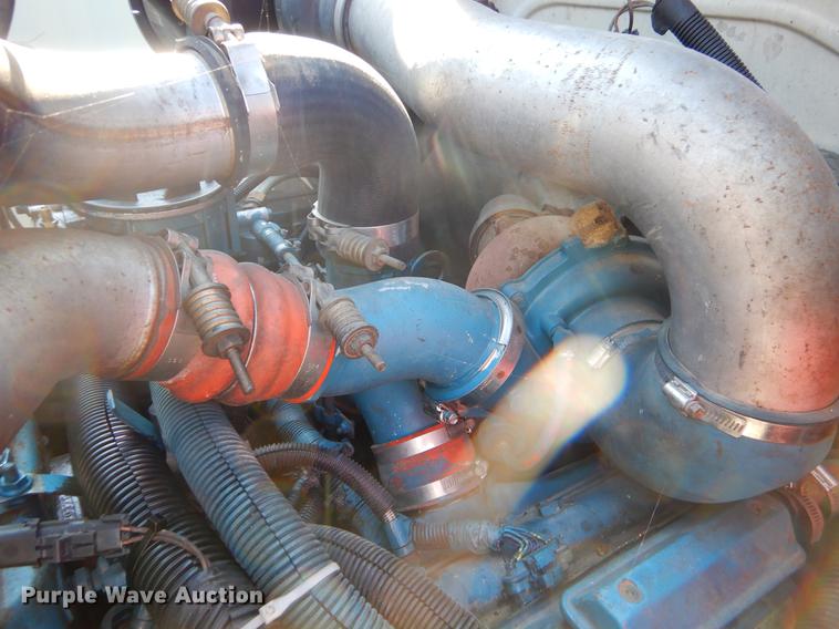 image for item EO9577 1999 International 4700 truck cab and chassis