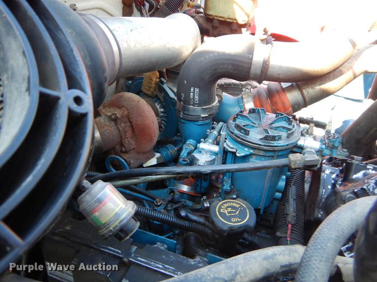 image for item EO9577 1999 International 4700 truck cab and chassis