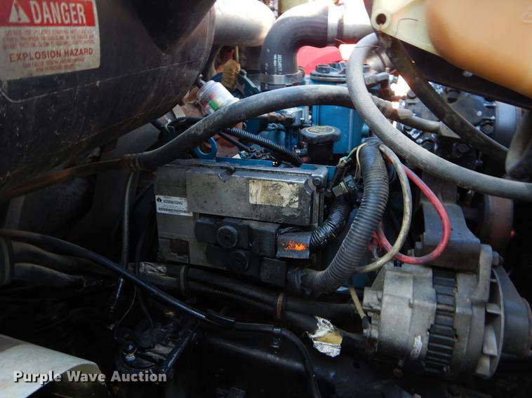 image for item EO9577 1999 International 4700 truck cab and chassis