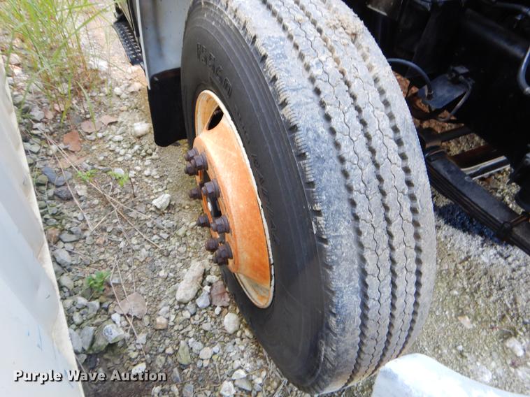 image for item EO9577 1999 International 4700 truck cab and chassis