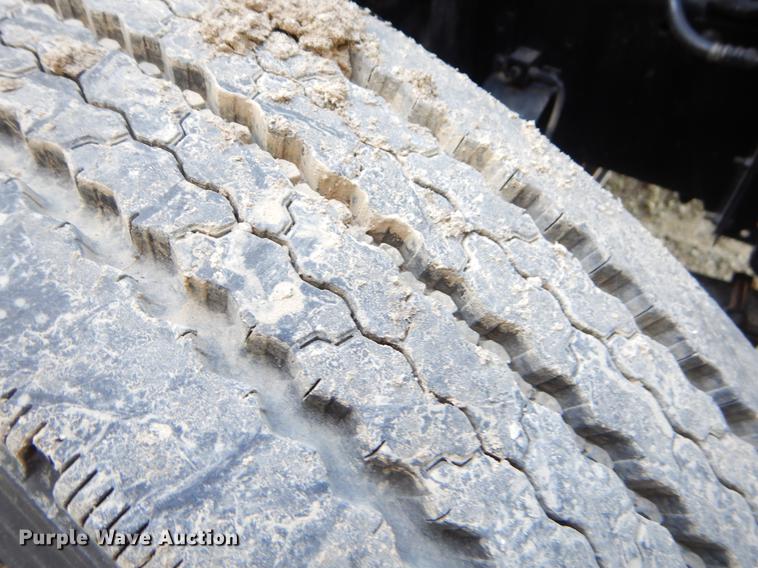 image for item EO9577 1999 International 4700 truck cab and chassis