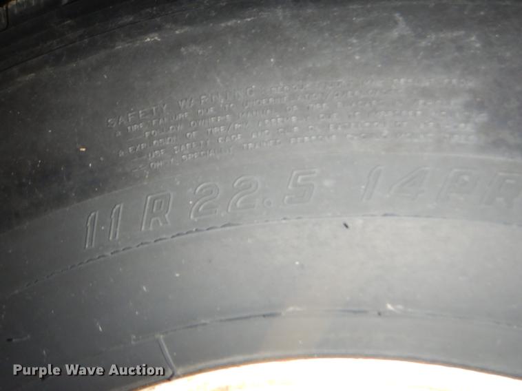 image for item EO9577 1999 International 4700 truck cab and chassis