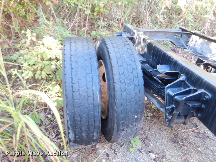 image for item EO9577 1999 International 4700 truck cab and chassis