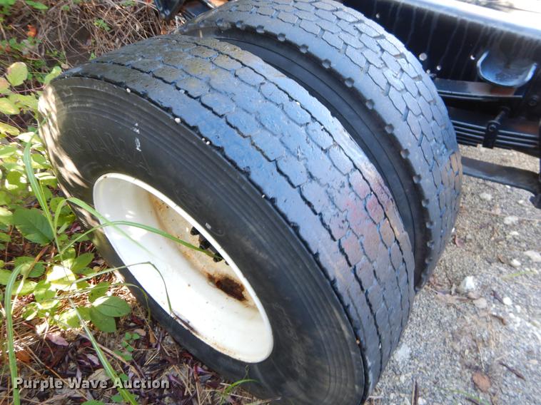 image for item EO9577 1999 International 4700 truck cab and chassis