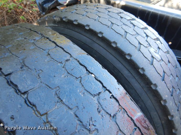 image for item EO9577 1999 International 4700 truck cab and chassis