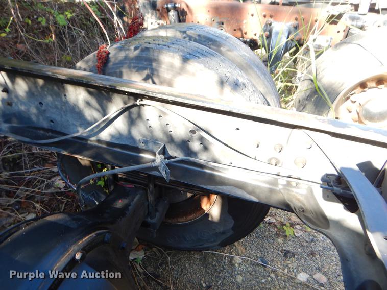 image for item EO9577 1999 International 4700 truck cab and chassis