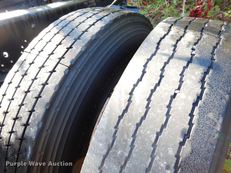 image for item EO9577 1999 International 4700 truck cab and chassis