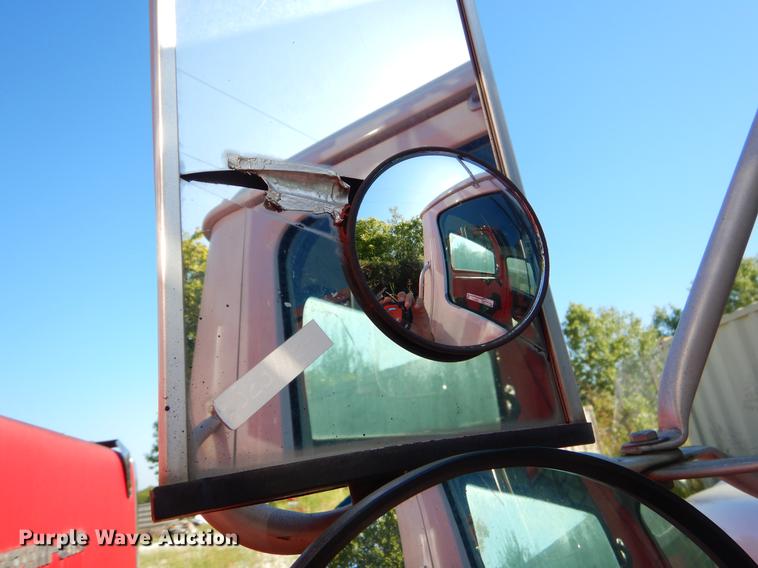 image for item EO9577 1999 International 4700 truck cab and chassis