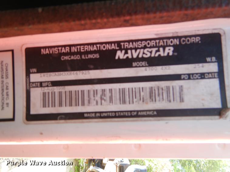 image for item EO9577 1999 International 4700 truck cab and chassis