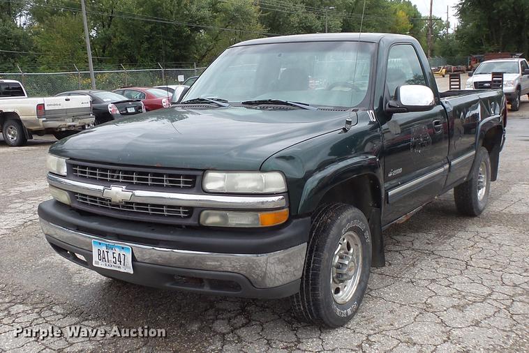 image for item FT9835 2001 Chevrolet Silverado 2500 pickup truck