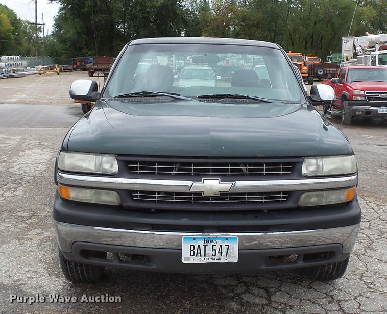 image for item FT9835 2001 Chevrolet Silverado 2500 pickup truck