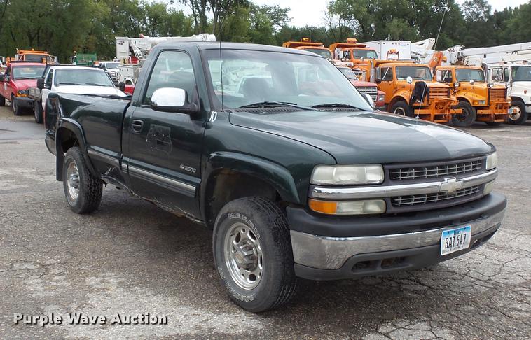 image for item FT9835 2001 Chevrolet Silverado 2500 pickup truck
