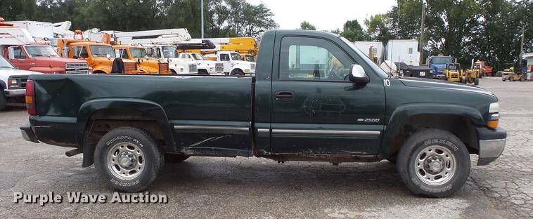 image for item FT9835 2001 Chevrolet Silverado 2500 pickup truck