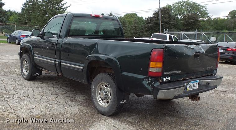 image for item FT9835 2001 Chevrolet Silverado 2500 pickup truck