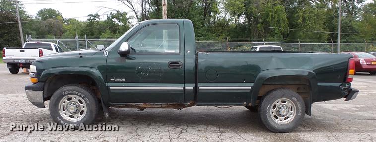 image for item FT9835 2001 Chevrolet Silverado 2500 pickup truck