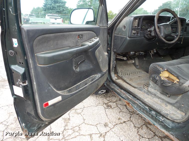 image for item FT9835 2001 Chevrolet Silverado 2500 pickup truck