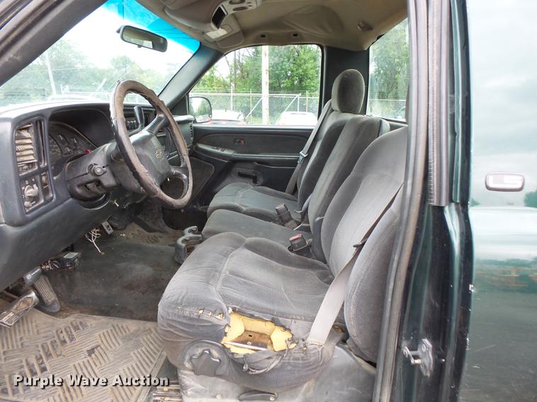 image for item FT9835 2001 Chevrolet Silverado 2500 pickup truck