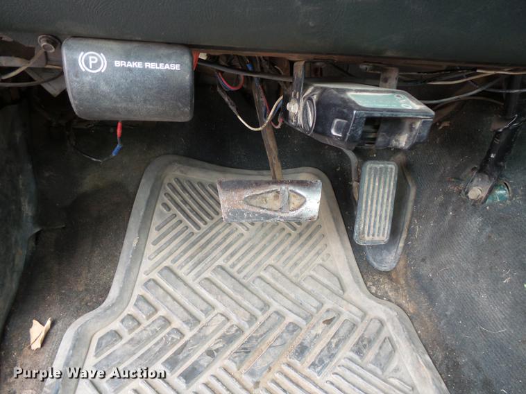 image for item FT9835 2001 Chevrolet Silverado 2500 pickup truck