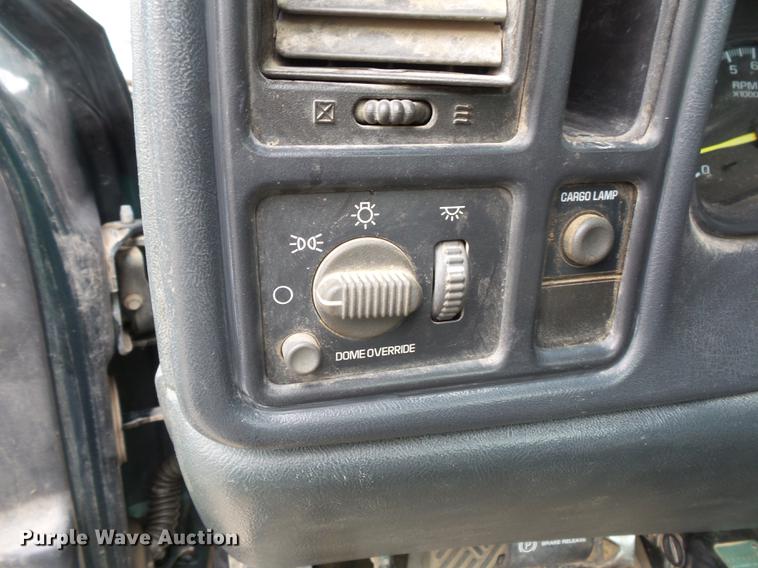 image for item FT9835 2001 Chevrolet Silverado 2500 pickup truck