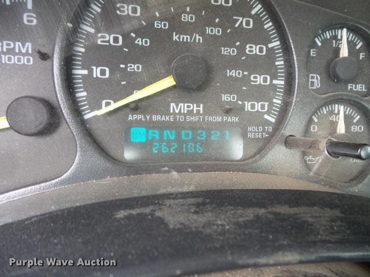 image for item FT9835 2001 Chevrolet Silverado 2500 pickup truck