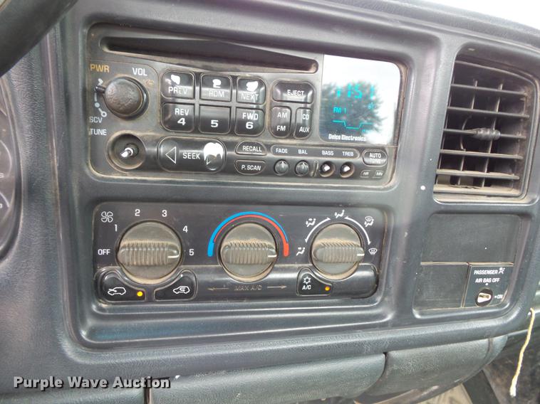 image for item FT9835 2001 Chevrolet Silverado 2500 pickup truck