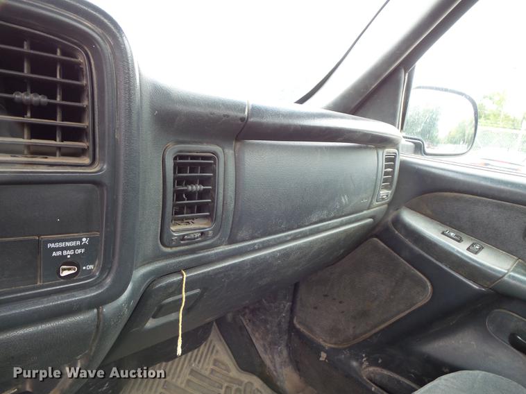 image for item FT9835 2001 Chevrolet Silverado 2500 pickup truck