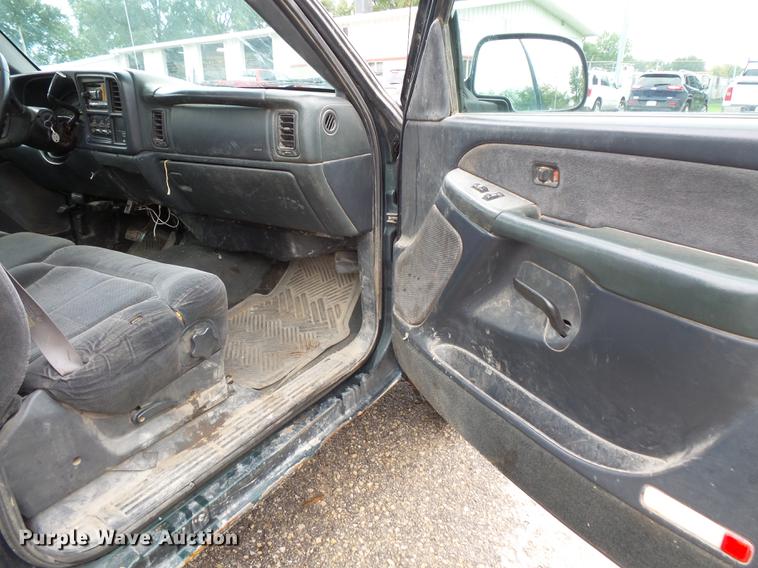 image for item FT9835 2001 Chevrolet Silverado 2500 pickup truck