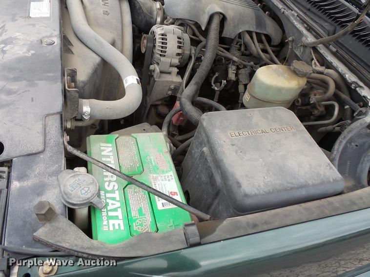 image for item FT9835 2001 Chevrolet Silverado 2500 pickup truck