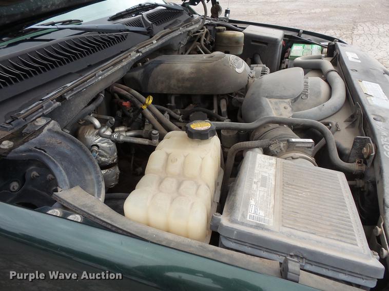 image for item FT9835 2001 Chevrolet Silverado 2500 pickup truck