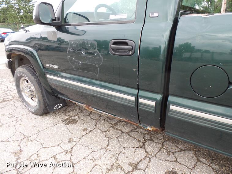 image for item FT9835 2001 Chevrolet Silverado 2500 pickup truck