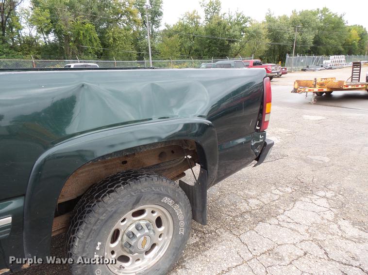 image for item FT9835 2001 Chevrolet Silverado 2500 pickup truck