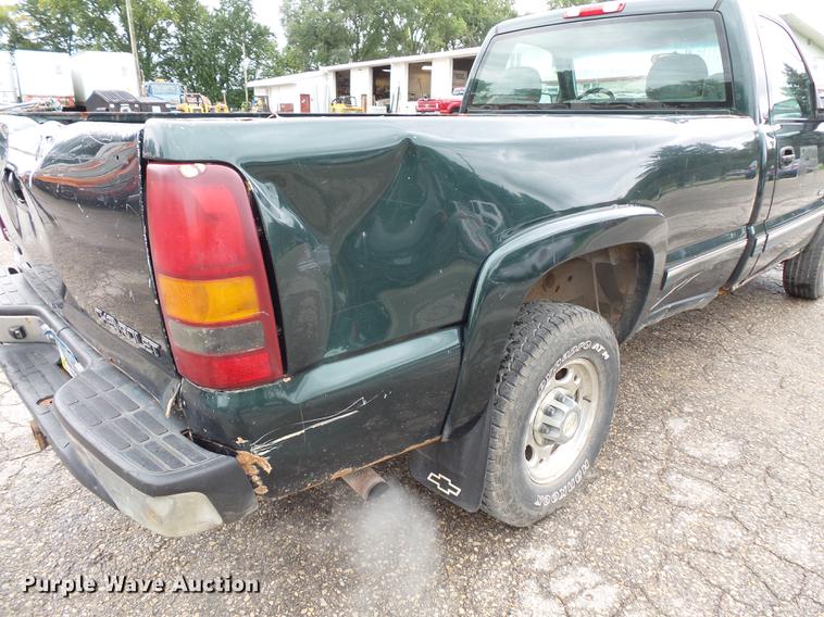 image for item FT9835 2001 Chevrolet Silverado 2500 pickup truck