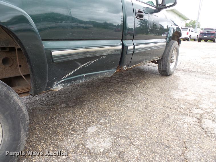 image for item FT9835 2001 Chevrolet Silverado 2500 pickup truck