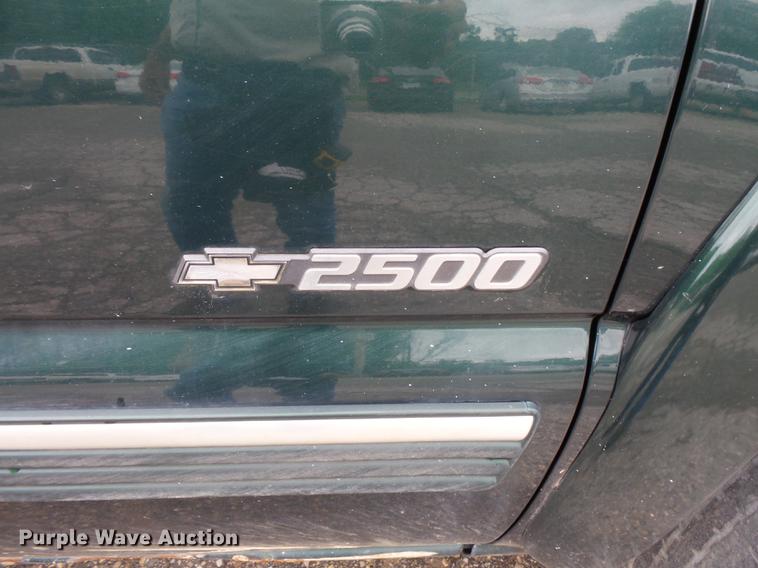 image for item FT9835 2001 Chevrolet Silverado 2500 pickup truck