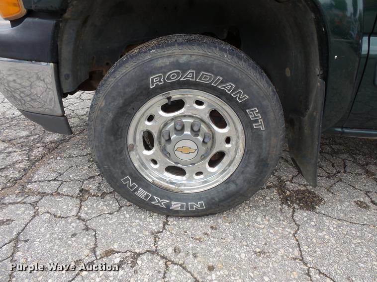 image for item FT9835 2001 Chevrolet Silverado 2500 pickup truck