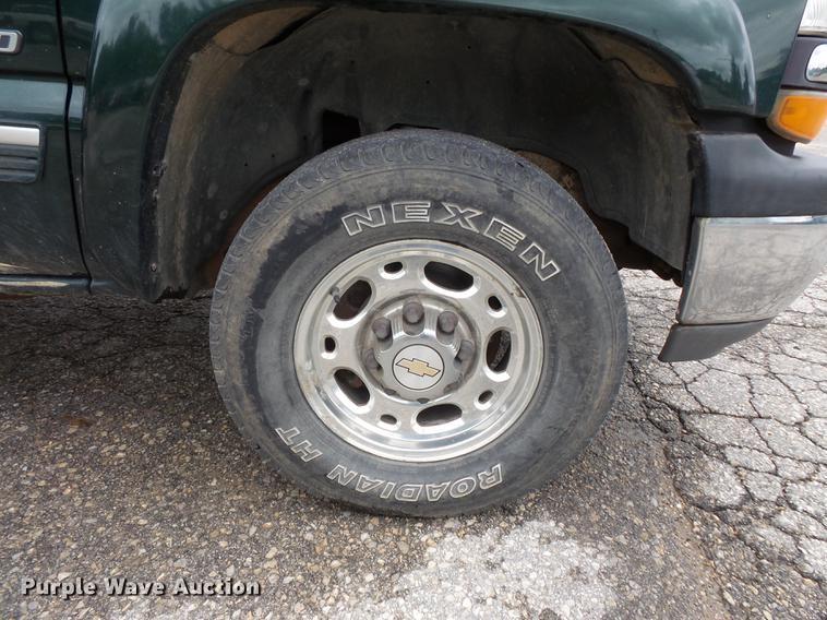 image for item FT9835 2001 Chevrolet Silverado 2500 pickup truck