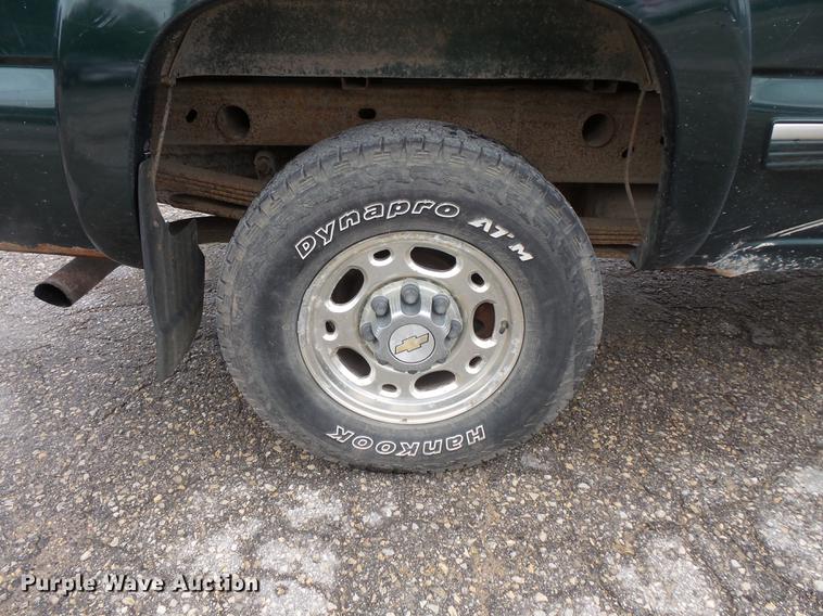 image for item FT9835 2001 Chevrolet Silverado 2500 pickup truck