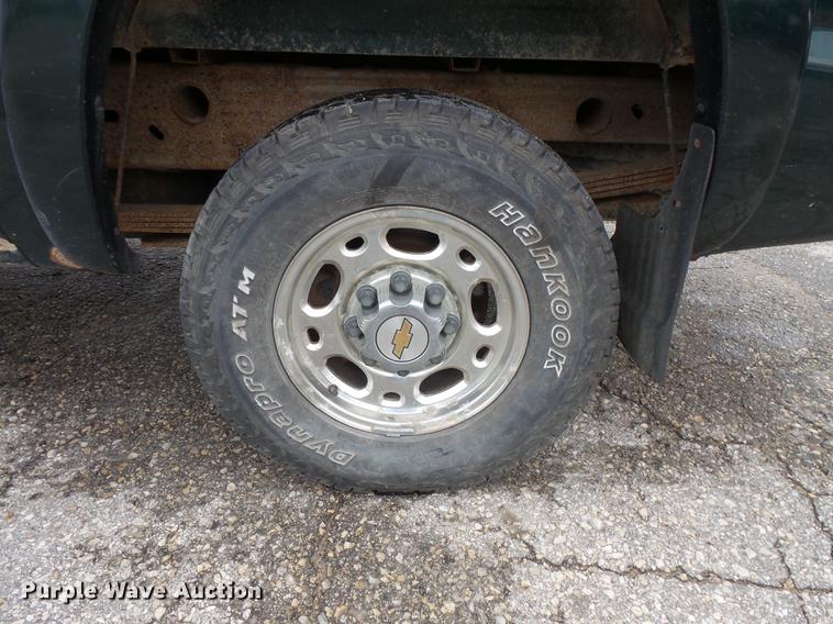 image for item FT9835 2001 Chevrolet Silverado 2500 pickup truck