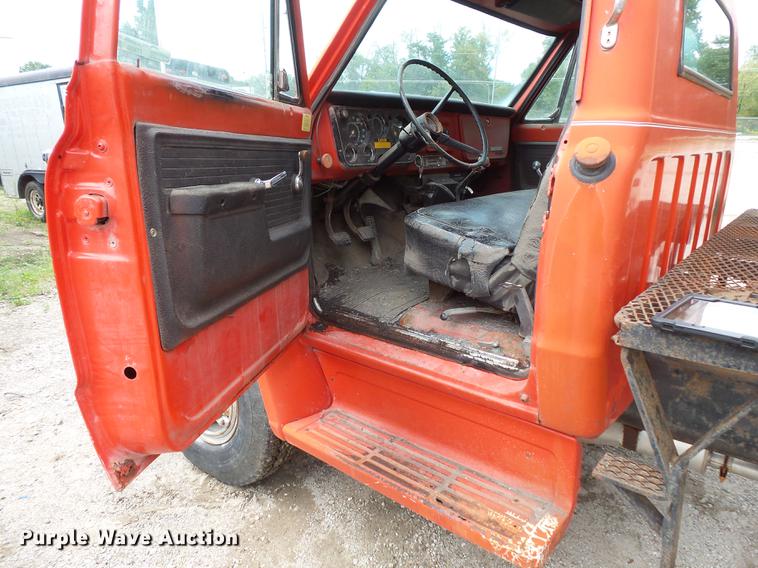 image for item FT9850 1972 Chevrolet 6500 crane truck