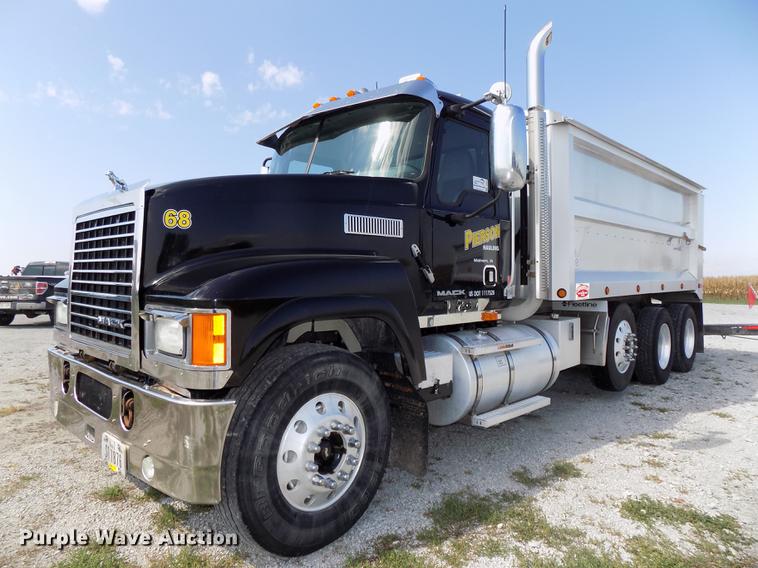 image for item DB8581 2008 Mack Pinnacle CHU613 dump truck