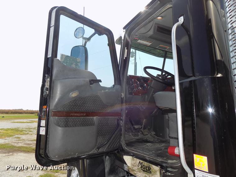 image for item DB8581 2008 Mack Pinnacle CHU613 dump truck