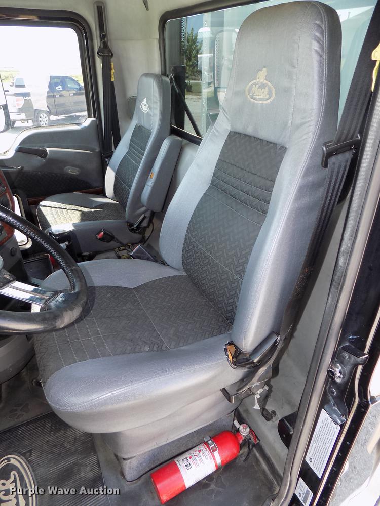 image for item DB8581 2008 Mack Pinnacle CHU613 dump truck