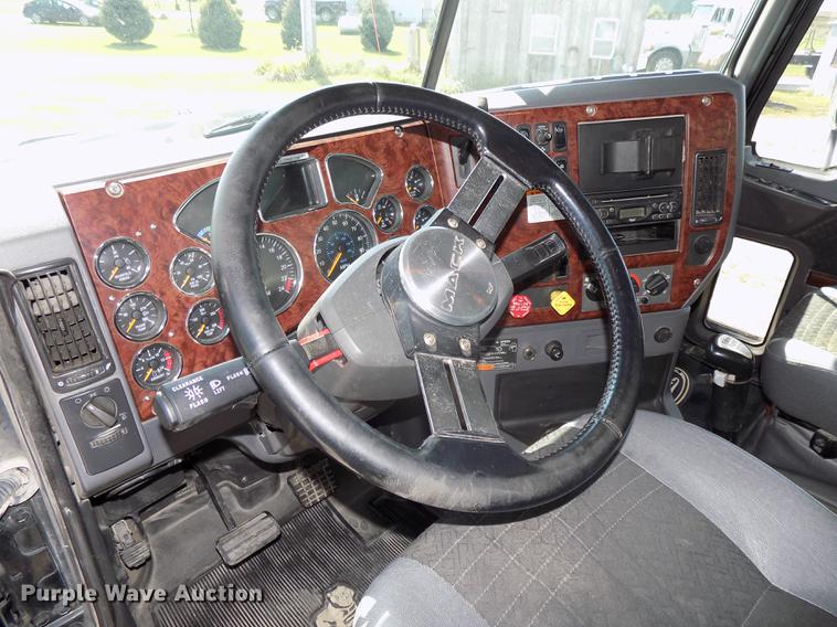 image for item DB8581 2008 Mack Pinnacle CHU613 dump truck