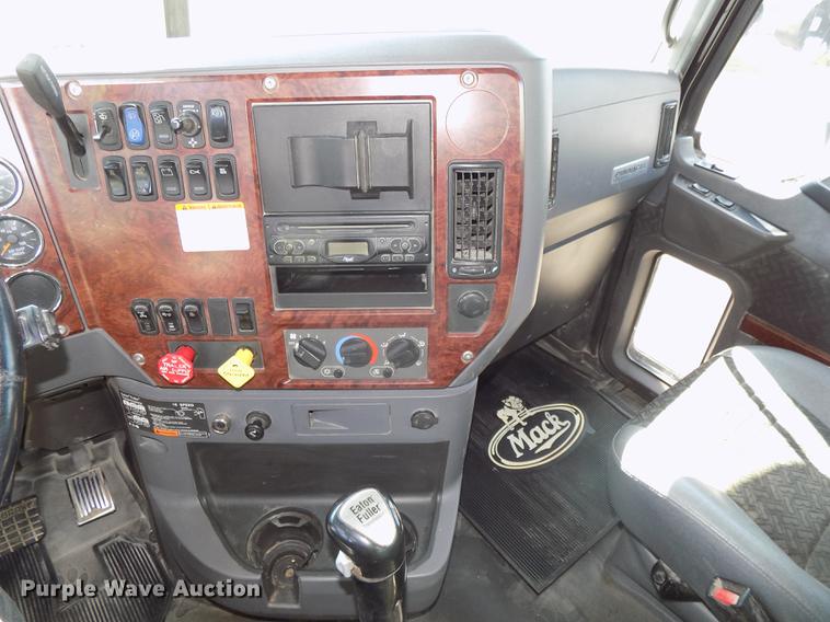 image for item DB8581 2008 Mack Pinnacle CHU613 dump truck