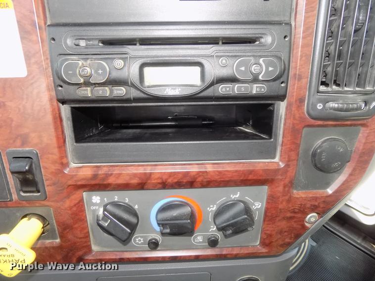 image for item DB8581 2008 Mack Pinnacle CHU613 dump truck