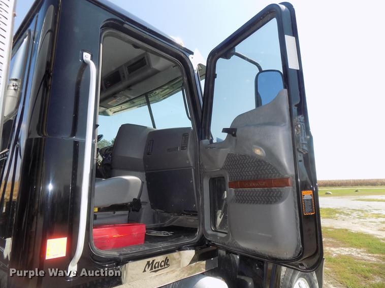 image for item DB8581 2008 Mack Pinnacle CHU613 dump truck