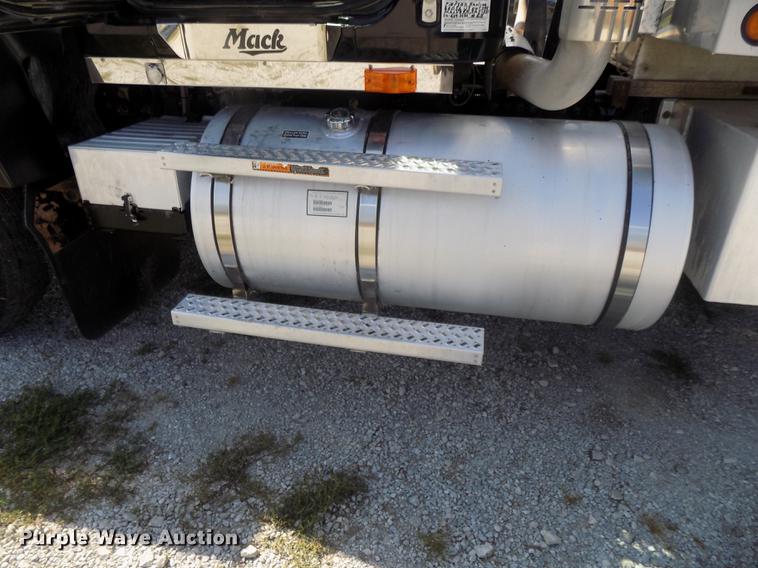 image for item DB8581 2008 Mack Pinnacle CHU613 dump truck