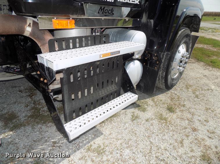 image for item DB8581 2008 Mack Pinnacle CHU613 dump truck