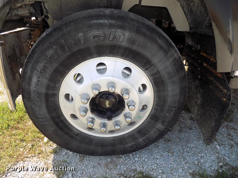 image for item DB8581 2008 Mack Pinnacle CHU613 dump truck